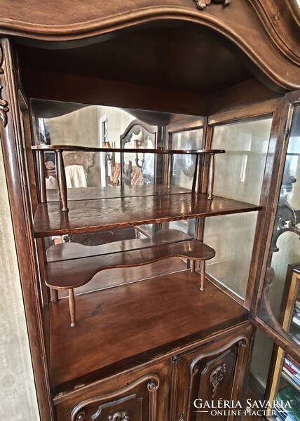 Antik, 19. század végi bécsi barokk stílusú vitrines tálalószekrény – Faragott diófa vitrin