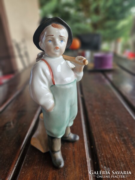 Zsolnay vízhordó porcelán figura