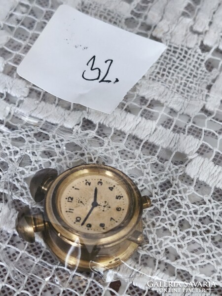 Miniatűr sárgafém ébresztőóra: tündéri vintage babaház kiegészítő   32.