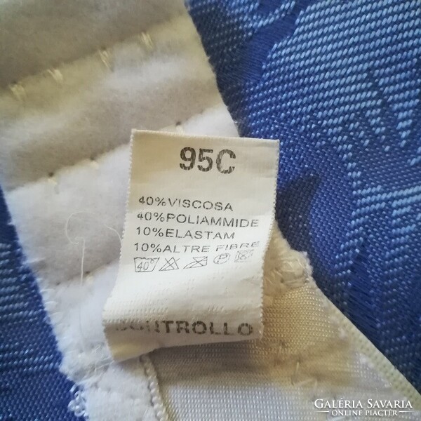 Fehér melltartó, fényes csíkozott mintával