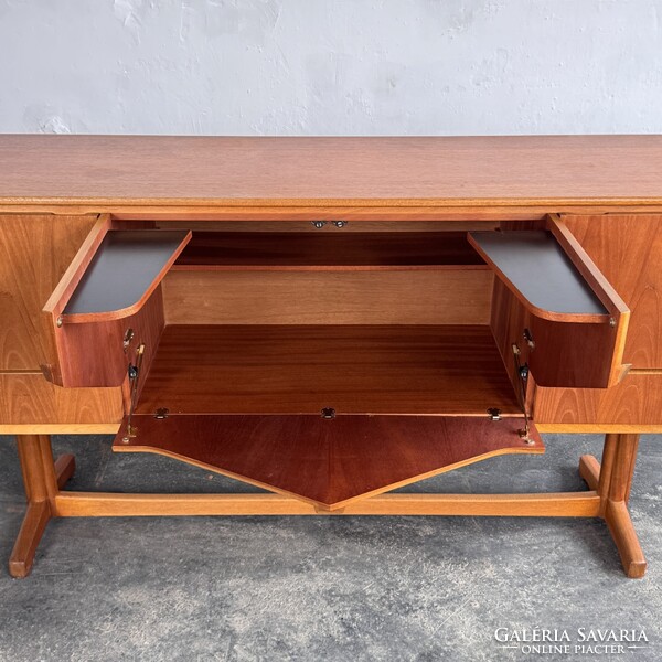 McIntosh "Envelope" teak tálalószekrény századközepi sideboard