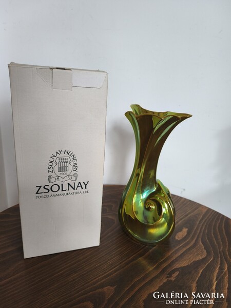 Zsolnay eozin csiga váza