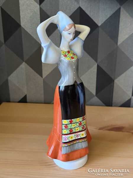 Aquincumi Matyó Lány Népviseletben porcelán figura