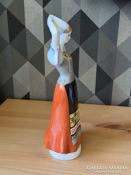 Aquincumi Matyó Lány Népviseletben porcelán figura