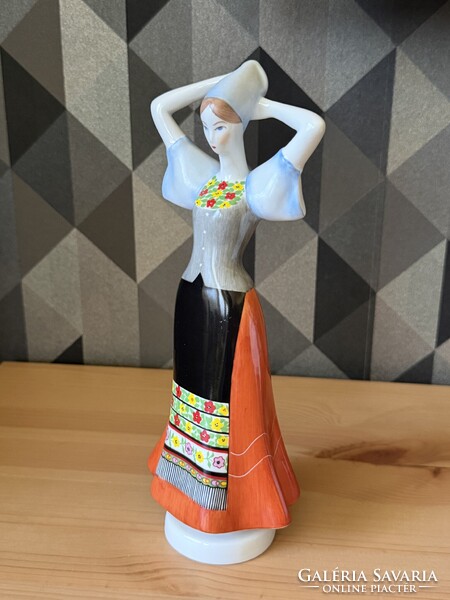 Aquincumi Matyó Lány Népviseletben porcelán figura