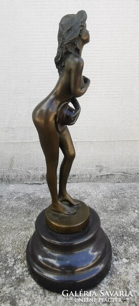 Erotikus női akt kalappal – bronz szobor nehéz márványtalpon