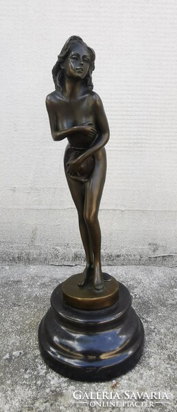 Erotikus női akt kalappal – bronz szobor nehéz márványtalpon