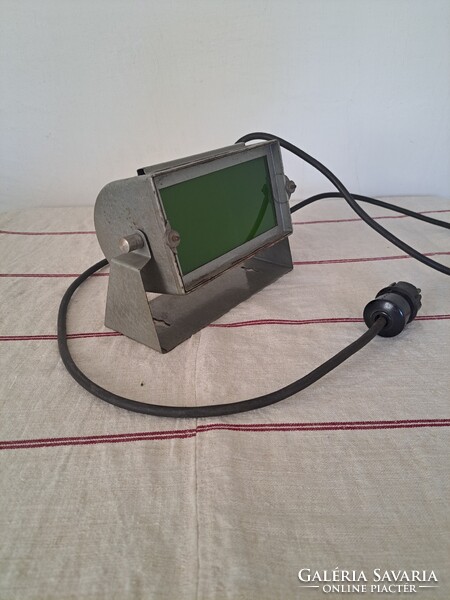 Vintage sötétkamra, fotólabor, zöldszűrős lámpa