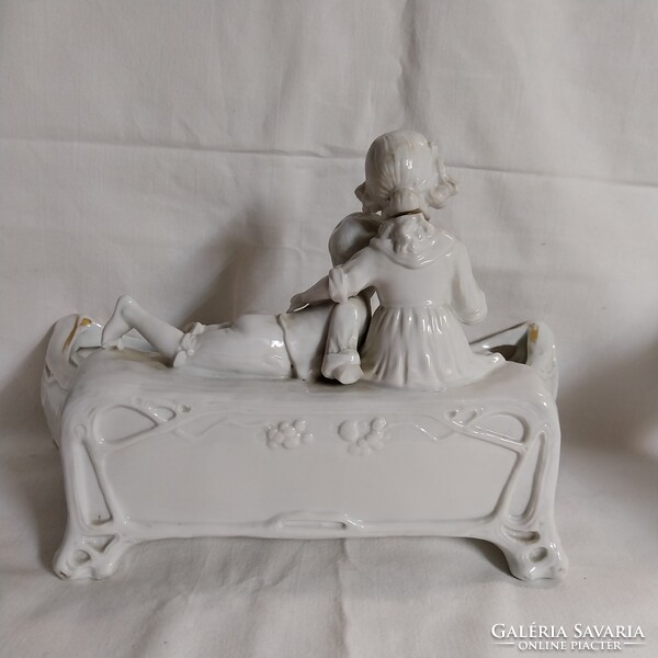 Volkstadt 1760-1797 porcelán dísztárgy szoborral
