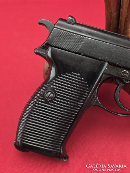 II. világháborús német Walther P38 mintájára készült díszfegyver