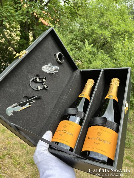 CHAMPAGNE CLUB - Dupla Palackos Pezsgőhordozó Díszdoboz Borkiegészítő Készlettel