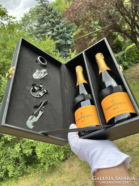 CHAMPAGNE CLUB - Dupla Palackos Pezsgőhordozó Díszdoboz Borkiegészítő Készlettel