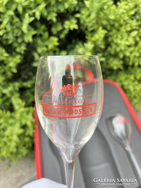 CHAMPAGNE CLUB - Piper-Heidsieck Utazó Champagne Táska 2 Eredeti Pohárral