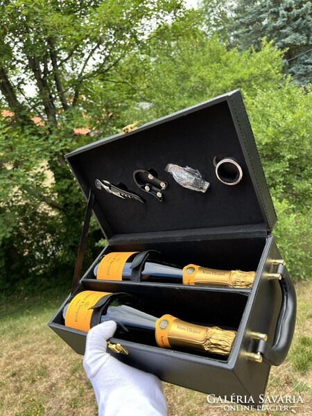 CHAMPAGNE CLUB - Dupla Palackos Pezsgőhordozó Díszdoboz Borkiegészítő Készlettel