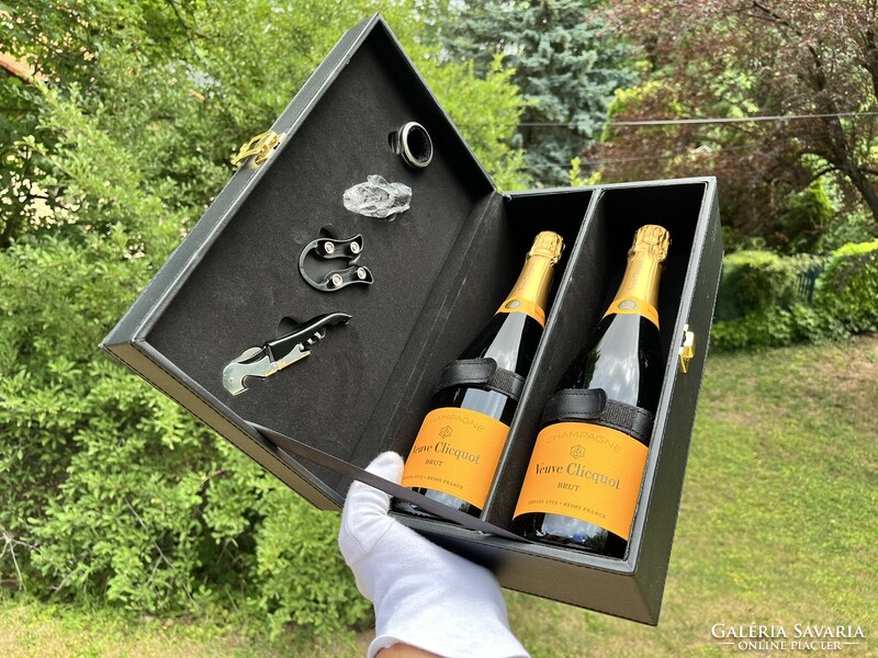 CHAMPAGNE CLUB - Dupla Palackos Pezsgőhordozó Díszdoboz Borkiegészítő Készlettel