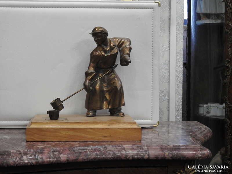 Szocialista Realizmus - Öntő munkás - Bronz öntvény, fa talapzaton. 21 cm