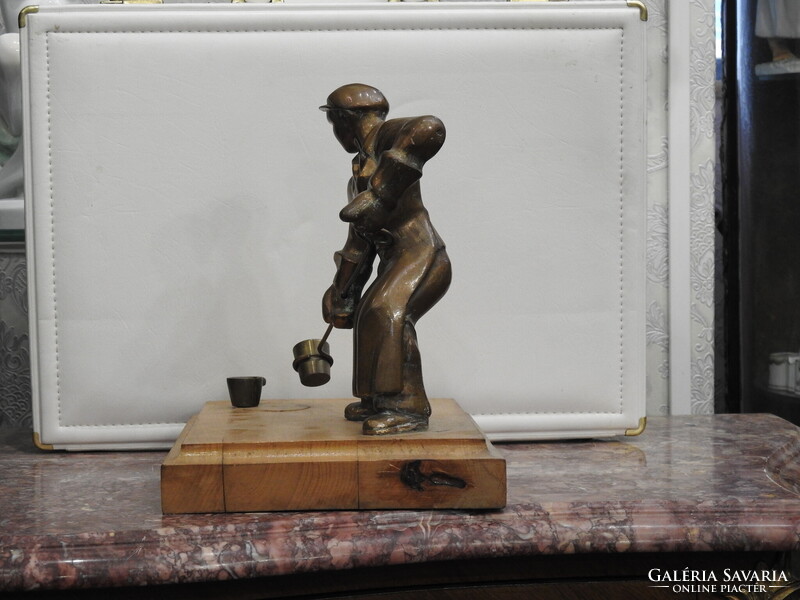 Szocialista Realizmus - Öntő munkás - Bronz öntvény, fa talapzaton. 21 cm