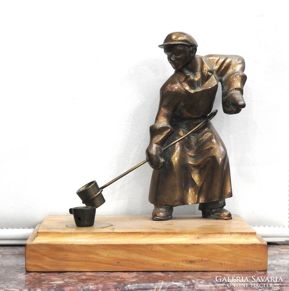 Szocialista Realizmus - Öntő munkás - Bronz öntvény, fa talapzaton. 21 cm