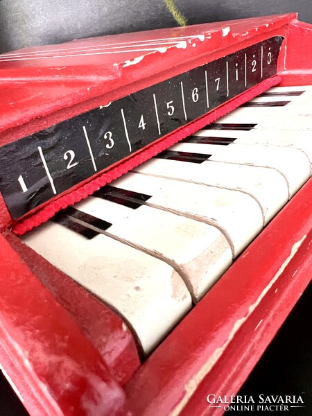 Retro, piros, három lábú Baby piano fa zongora 1960’