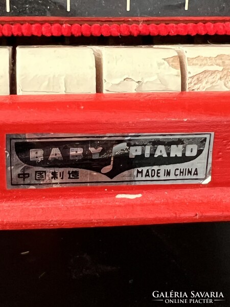 Retro, piros, három lábú Baby piano fa zongora 1960’