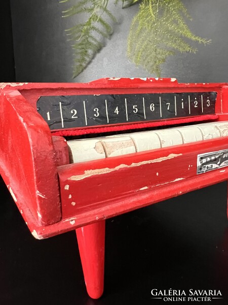 Retro, piros, három lábú Baby piano fa zongora 1960’