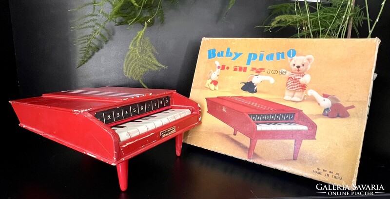 Retro, piros, három lábú Baby piano fa zongora 1960’