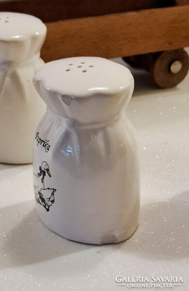 Retro porcelán fűszertartó készlet eredeti fa talicskában – libás konyhai dekor