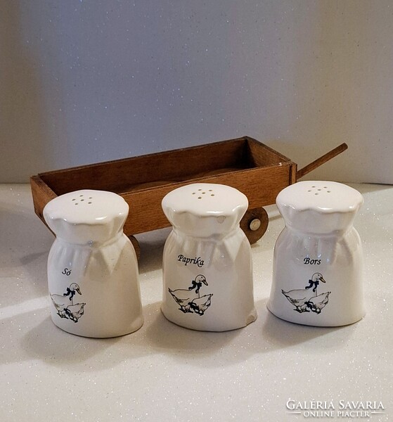 Retro porcelán fűszertartó készlet eredeti fa talicskában – libás konyhai dekor
