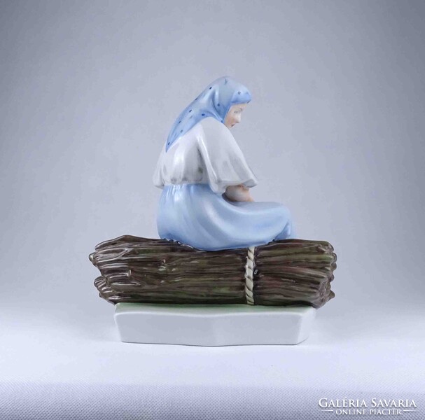 2A504 Nagyméretű Zsolnay Sinkó porcelán szobor - Rőzsén ülő asszony 26.6 cm