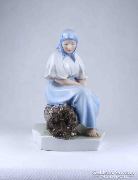 2A504 Nagyméretű Zsolnay Sinkó porcelán szobor - Rőzsén ülő asszony 26.6 cm