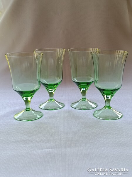 Elegáns formájú vintage zöld üveg 4 darabos talpas POHÁRKÉSZLET