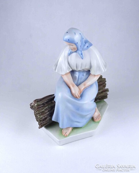 2A504 Nagyméretű Zsolnay Sinkó porcelán szobor - Rőzsén ülő asszony 26.6 cm