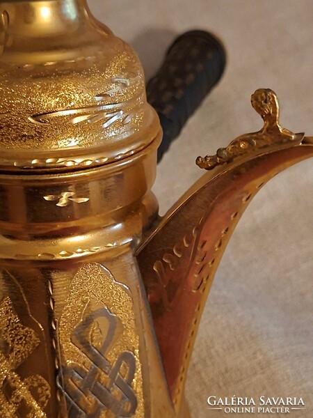 Mesterjegyes szíriai damaszkuszi vésésű réz ibrik, ezüstözött berakással