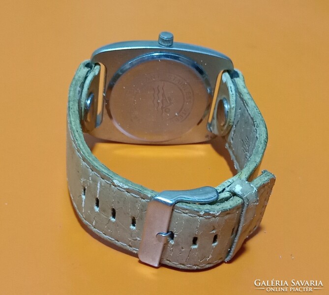 Eladó egy Retro "DIESEL  Time" Tipusú  Női Férfi Quartz karóra , szépen működő ! Aszíja kopott !
