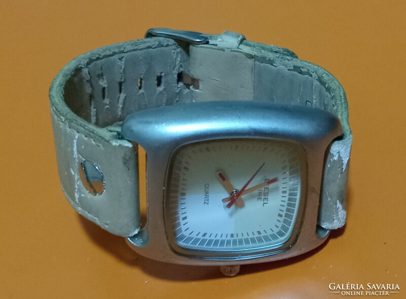 Eladó egy Retro "DIESEL  Time" Tipusú  Női Férfi Quartz karóra , szépen működő ! Aszíja kopott !
