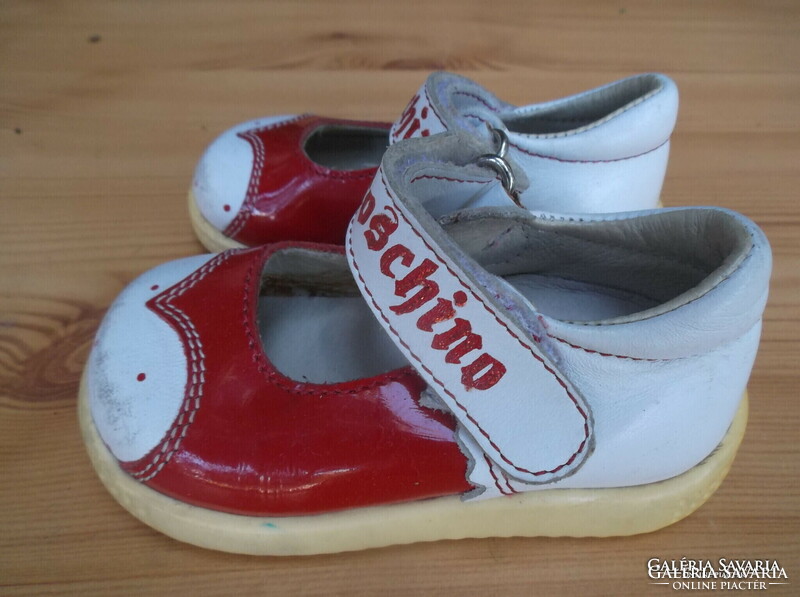 MOSCHINO - CIPŐ - LUXUS - OLASZ - LÁNY - 18 méret - ORRÁT FESTENI KELL - BELSEJE ÚJSZERŰ