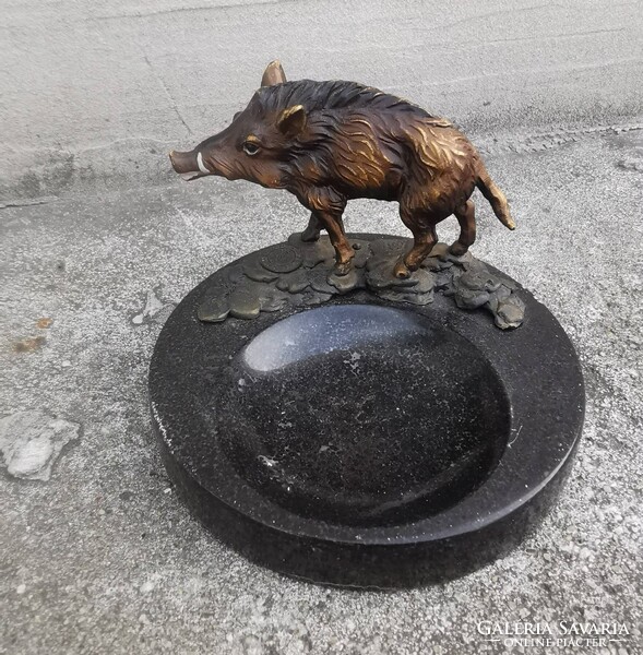 Bronz vaddisznó hamutál.