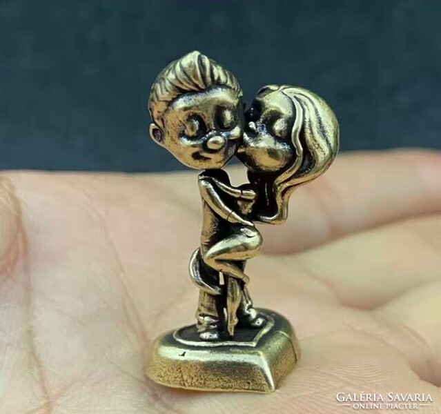 Tömör, öntött réz ölelkező pár figura