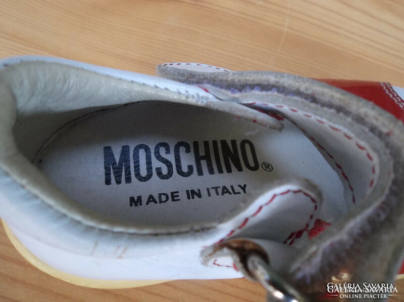 MOSCHINO - CIPŐ - LUXUS - OLASZ - LÁNY - 18 méret - ORRÁT FESTENI KELL - BELSEJE ÚJSZERŰ