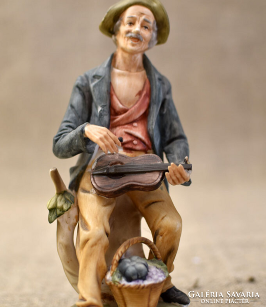 Porcelán figura Hegedűs szőlőkosárral Németország XX század