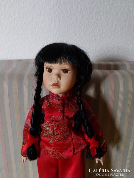 JELZETT, JAPÁN RUHÁS PORCELÁN BABA