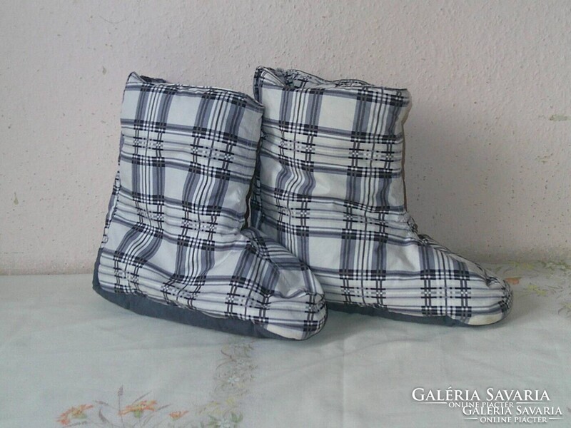 Kockás toll töltelékes textil lábmelegítő, papucs ( 39/41-es )