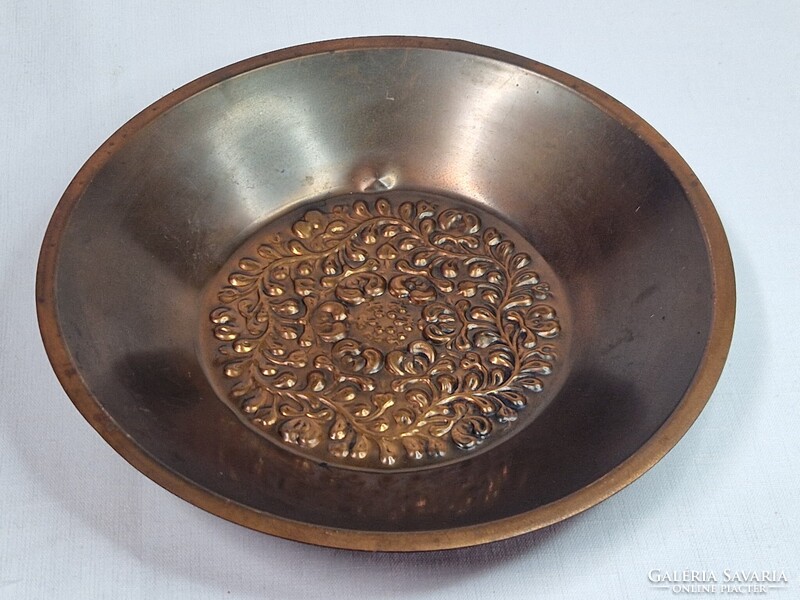 Régi réz iparművész fali dísz akasztóval megkímélt állapotban 173 g súlyú. és 22,5 cm. átmérőjű