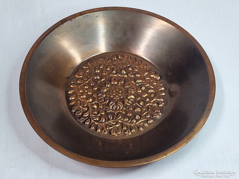 Régi réz iparművész fali dísz akasztóval megkímélt állapotban 173 g súlyú. és 22,5 cm. átmérőjű
