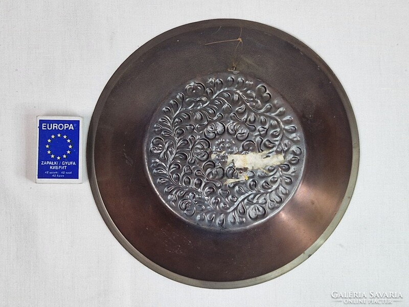 Régi réz iparművész fali dísz akasztóval megkímélt állapotban 173 g súlyú. és 22,5 cm. átmérőjű