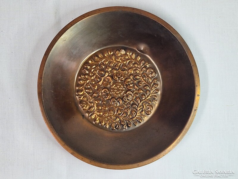 Régi réz iparművész fali dísz akasztóval megkímélt állapotban 173 g súlyú. és 22,5 cm. átmérőjű