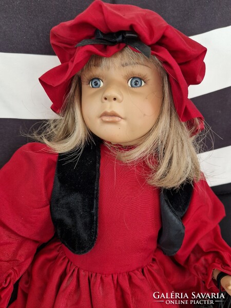 "Katharina" gyűjtői porcelán fejű, kezű, lábú baba (Karin Schmidt stílusú, ~53 cm)
