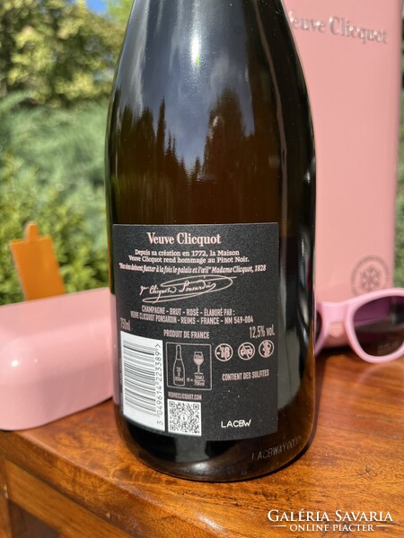 CHAMPAGNE CLUB - Veuve Clicquot Rosé Metal Cooler szett party napszemüveggel és Rosé pezsgővel