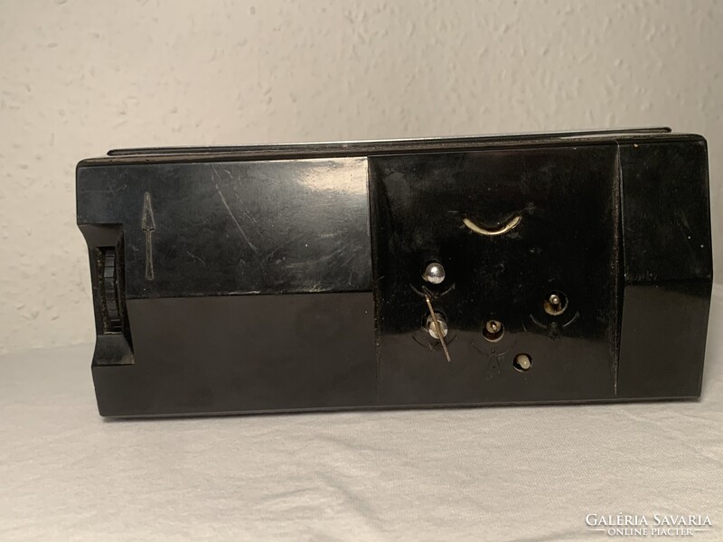 Diamond mechanikus felhúzható naptáros bakelit ébresztőóra 1970-es évek.