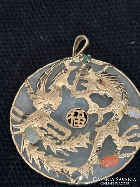 Kinai 14 karatos arannyal, oppallal, korallal diszitett jade medal 4.4x 3.7 cm